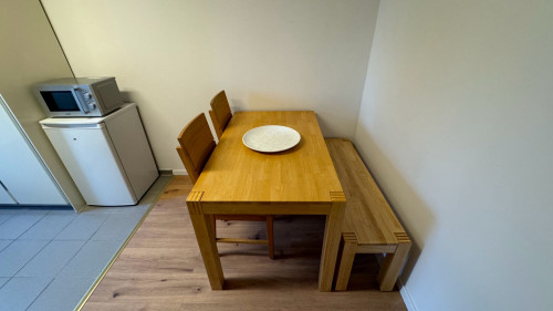 Cozy worker apartment with balcony – 2 rooms, 4 beds, kitchen & Wi-Fi