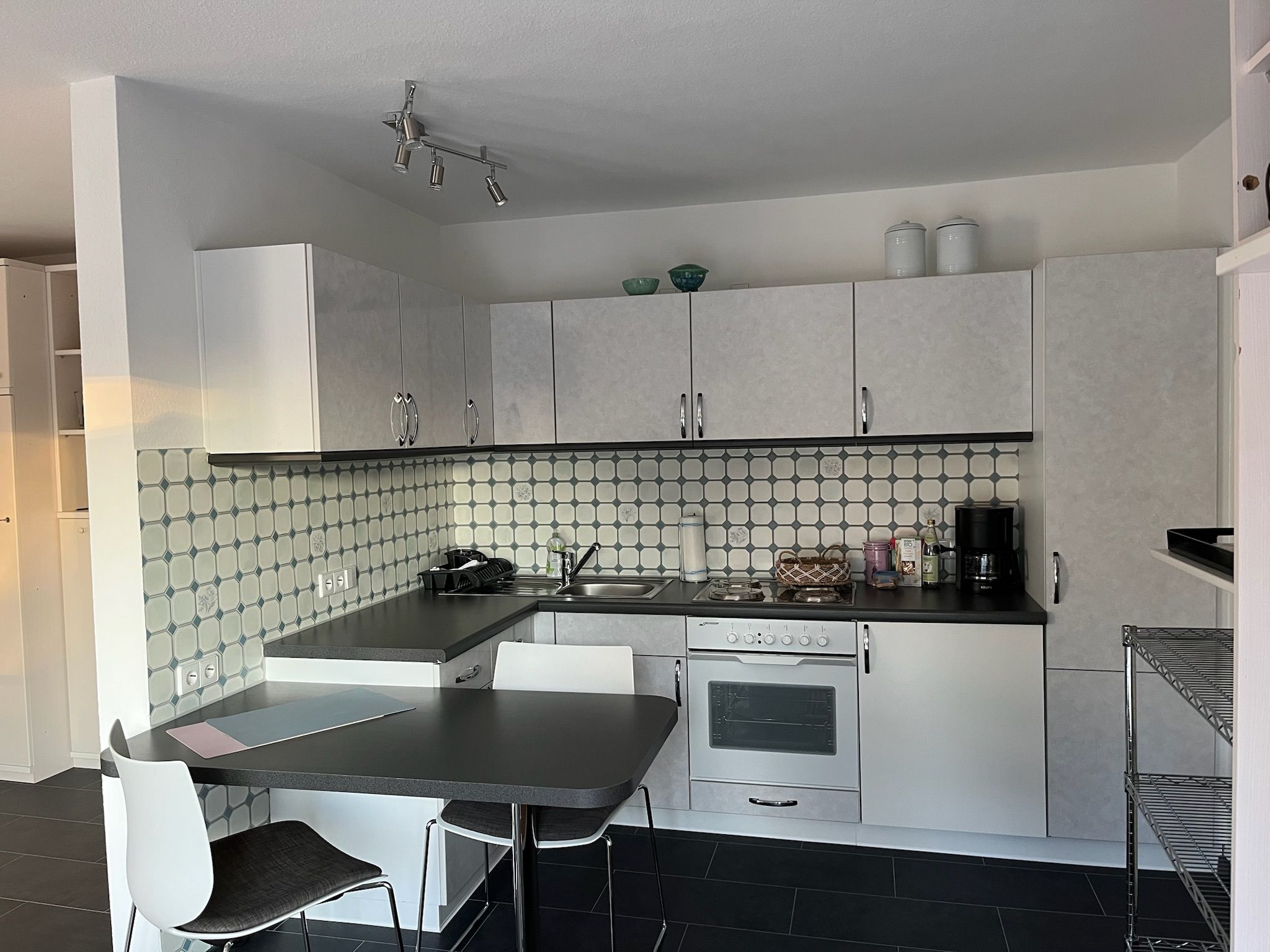 Stylish, Furnished Apartment With Balcony And Fitted Kitchen Near The Lake - Stylish, furnished apartment with balcony and fitted kitchen near the lake - Gallery - 3