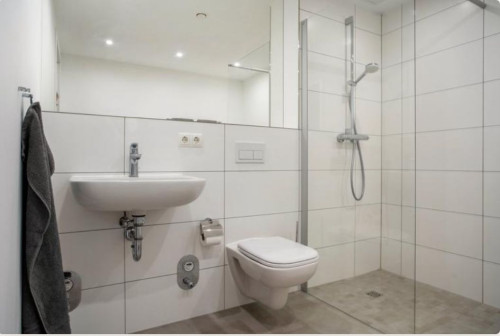 Beautiful, fashionable suite near school