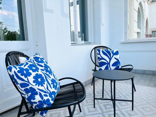 Large 170sqm apartment with 2 parking spaces