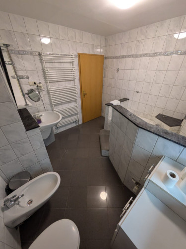 Modern 3-Bedroom Apartment with TV in Every Room & Covered Terrace  - Gallery -  5