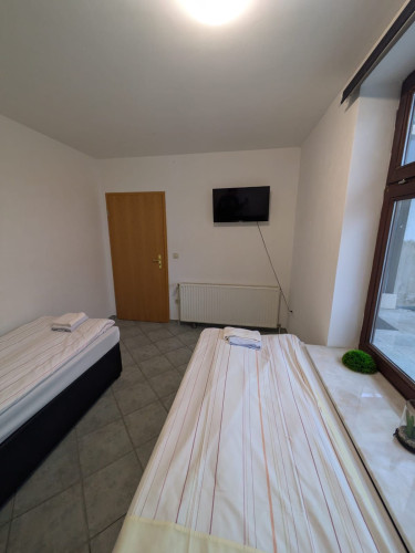 Modern 3-Bedroom Apartment with TV in Every Room & Covered Terrace - Gallery - 16