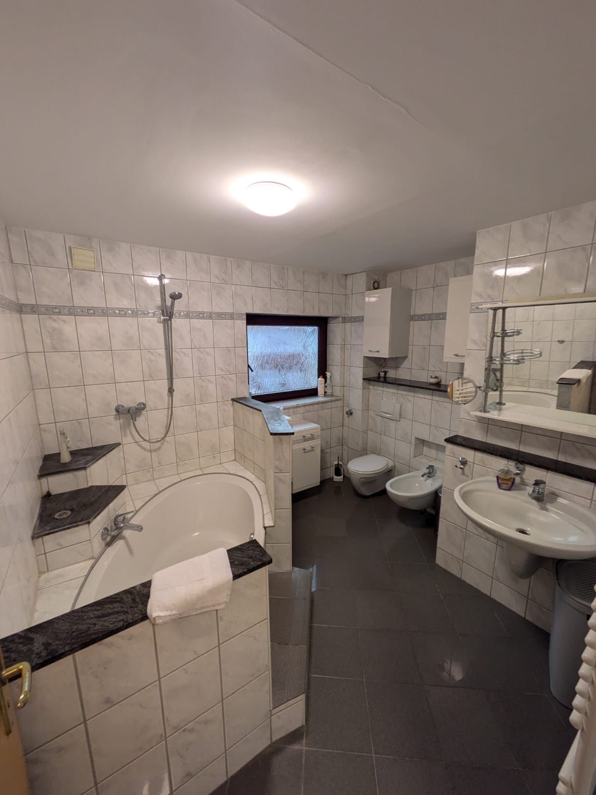  Modern 3-Bedroom Apartment With TV In Every Room & Covered Terrace  -  Modern 3-Bedroom Apartment with TV in Every Room & Covered Terrace  - Gallery -  6