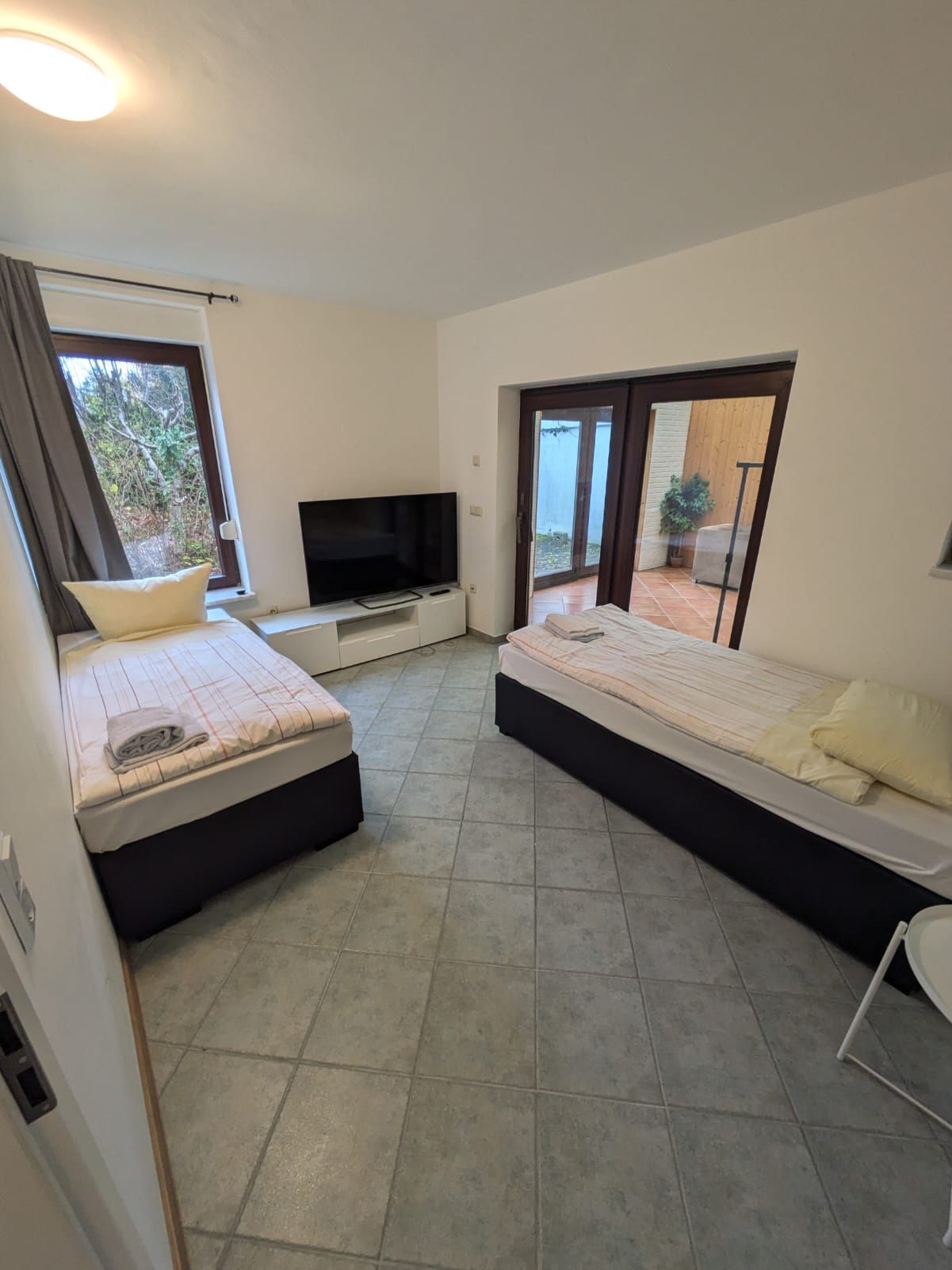 Modern 3-Bedroom Apartment With TV In Every Room & Covered Terrace  -  Modern 3-Bedroom Apartment with TV in Every Room & Covered Terrace  - Gallery -  11