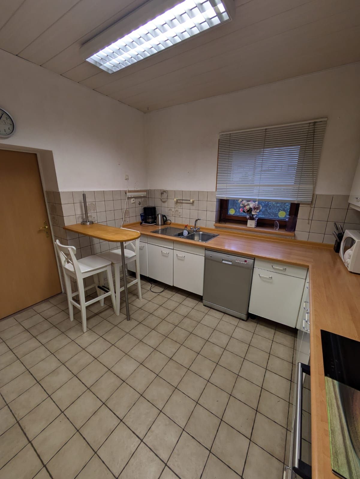  Modern 3-Bedroom Apartment With TV In Every Room & Covered Terrace  -  Modern 3-Bedroom Apartment with TV in Every Room & Covered Terrace  - Gallery -  18