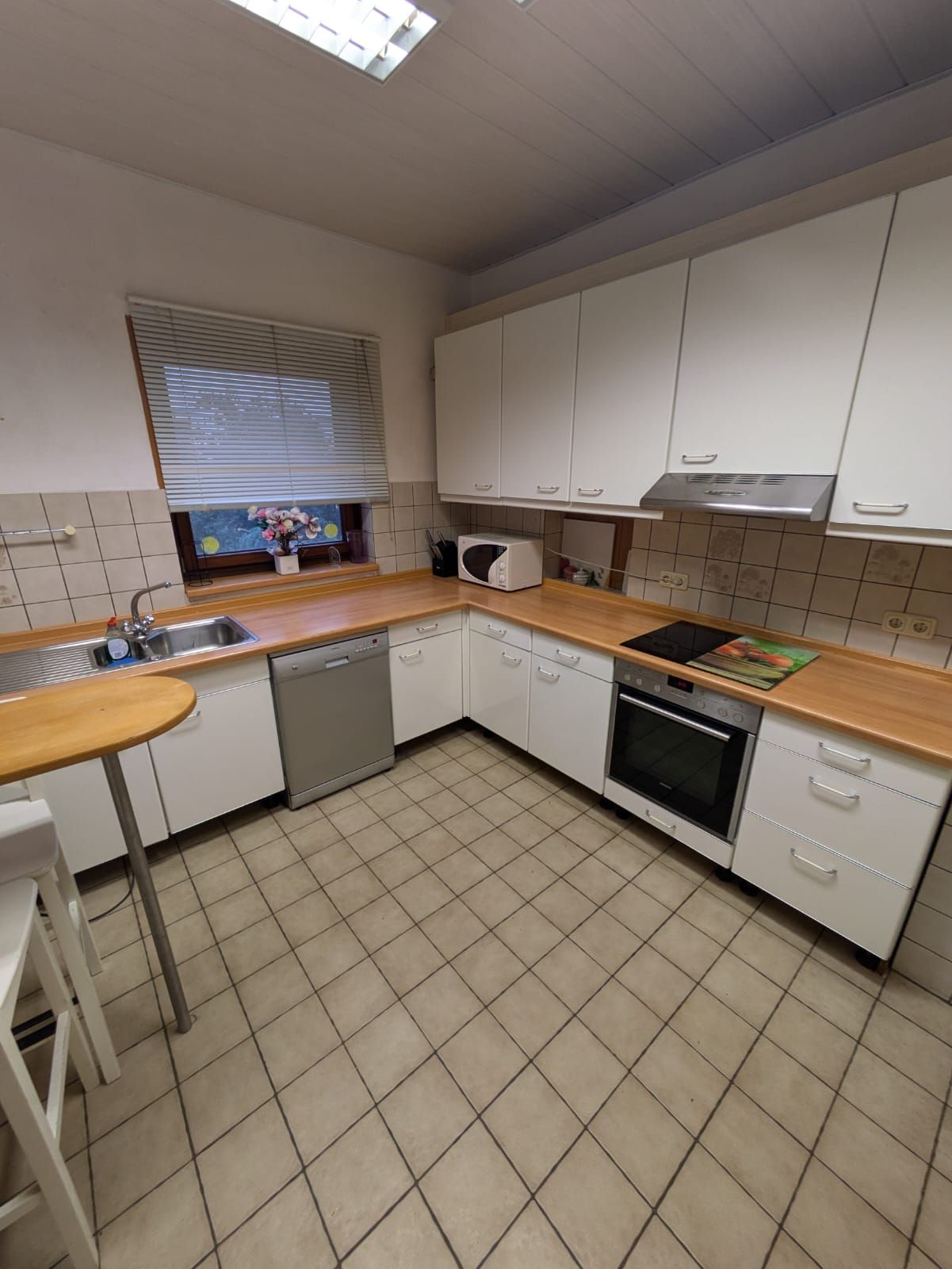  Modern 3-Bedroom Apartment With TV In Every Room & Covered Terrace  -  Modern 3-Bedroom Apartment with TV in Every Room & Covered Terrace  - Gallery -  19
