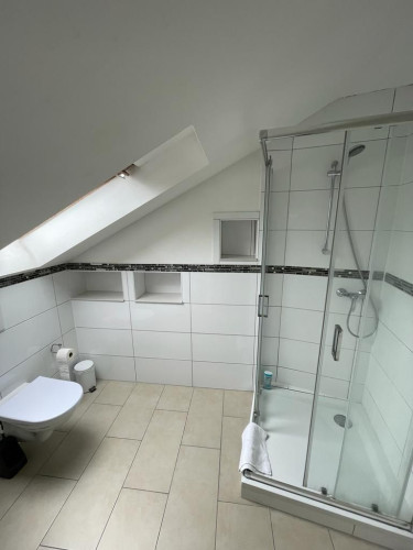 Spacious 4-Bedroom Apartment with Modern Amenities - Gallery - 8