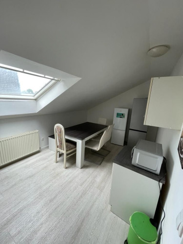 Spacious 4-Bedroom Apartment with Modern Amenities - Gallery - 7