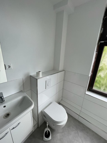 Spacious 4-Bedroom Apartment with Modern Amenities - Gallery - 9