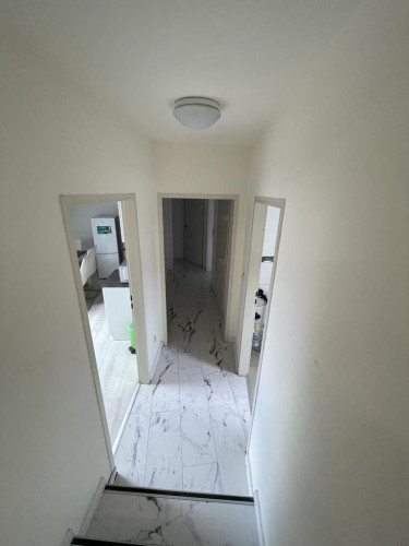 Spacious 4-Bedroom Apartment with Modern Amenities - Gallery - 13