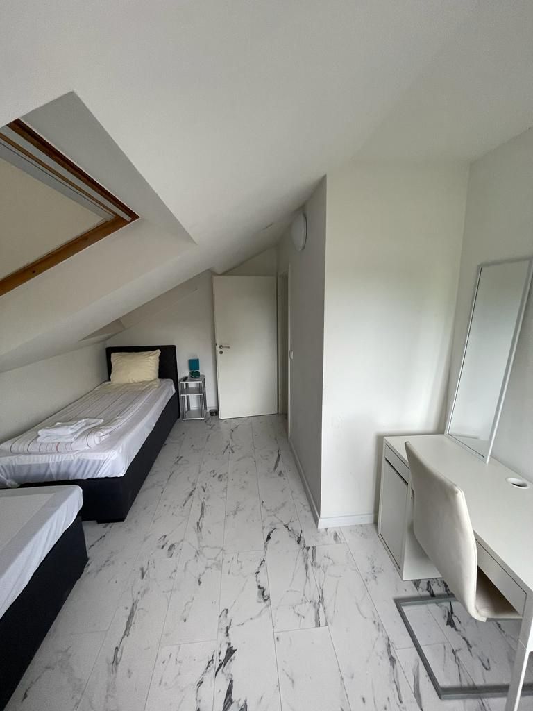 Spacious 4-Bedroom Apartment With Modern Amenities - Spacious 4-Bedroom Apartment with Modern Amenities - Gallery - 16