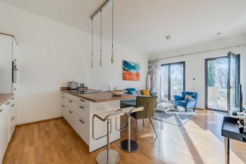Modern Luxury Apartment with Waterfront Propertyl, lake access and a parking space