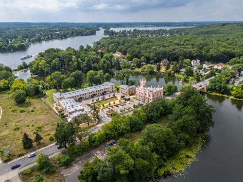 Modern Luxury Apartment with Waterfront Propertyl, lake access and a parking space
