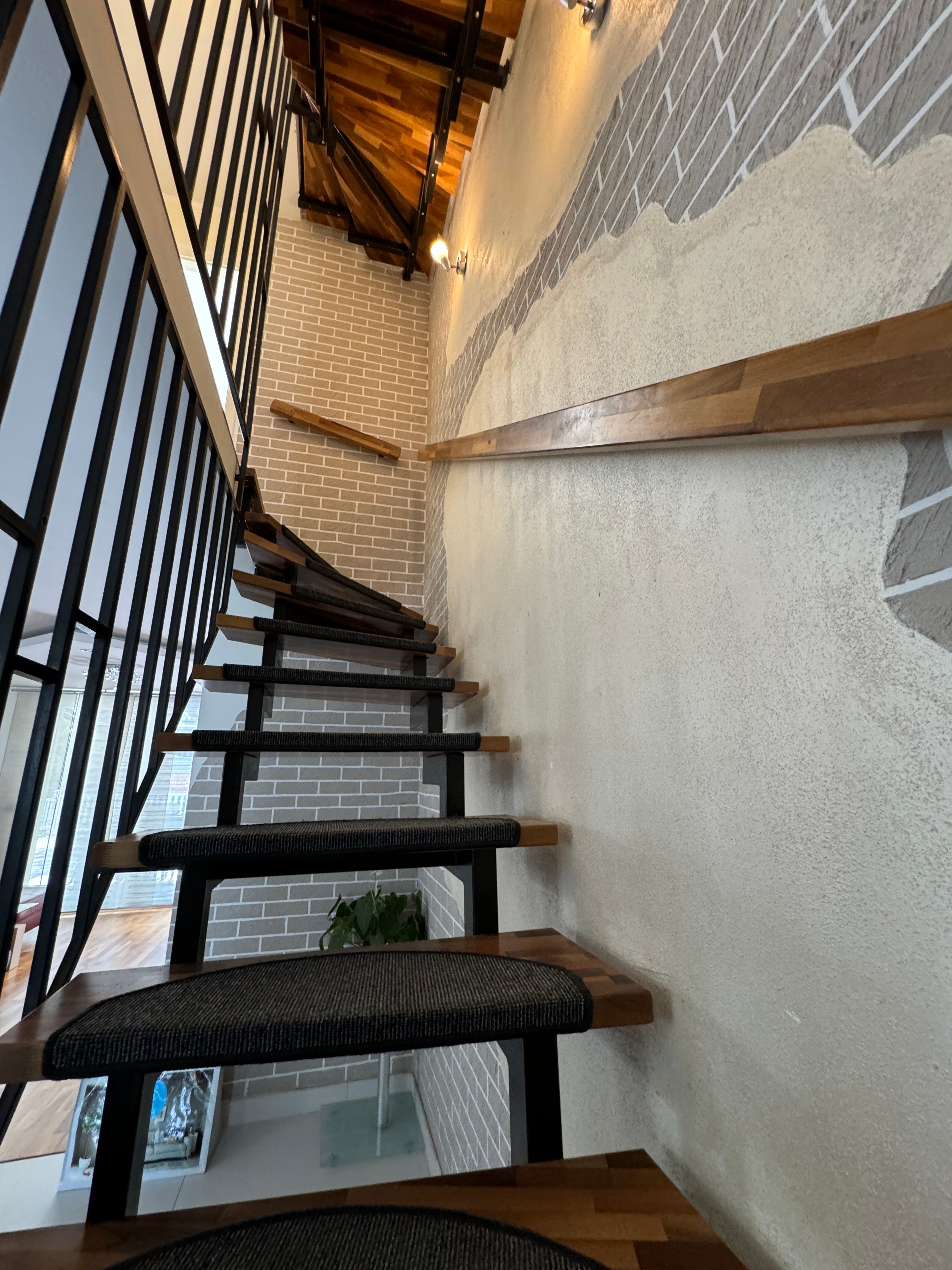 Spacious 3-Bedroom House With Under-Floor Heating, Private Garden & Parking – Easy Access From Subwa - 20