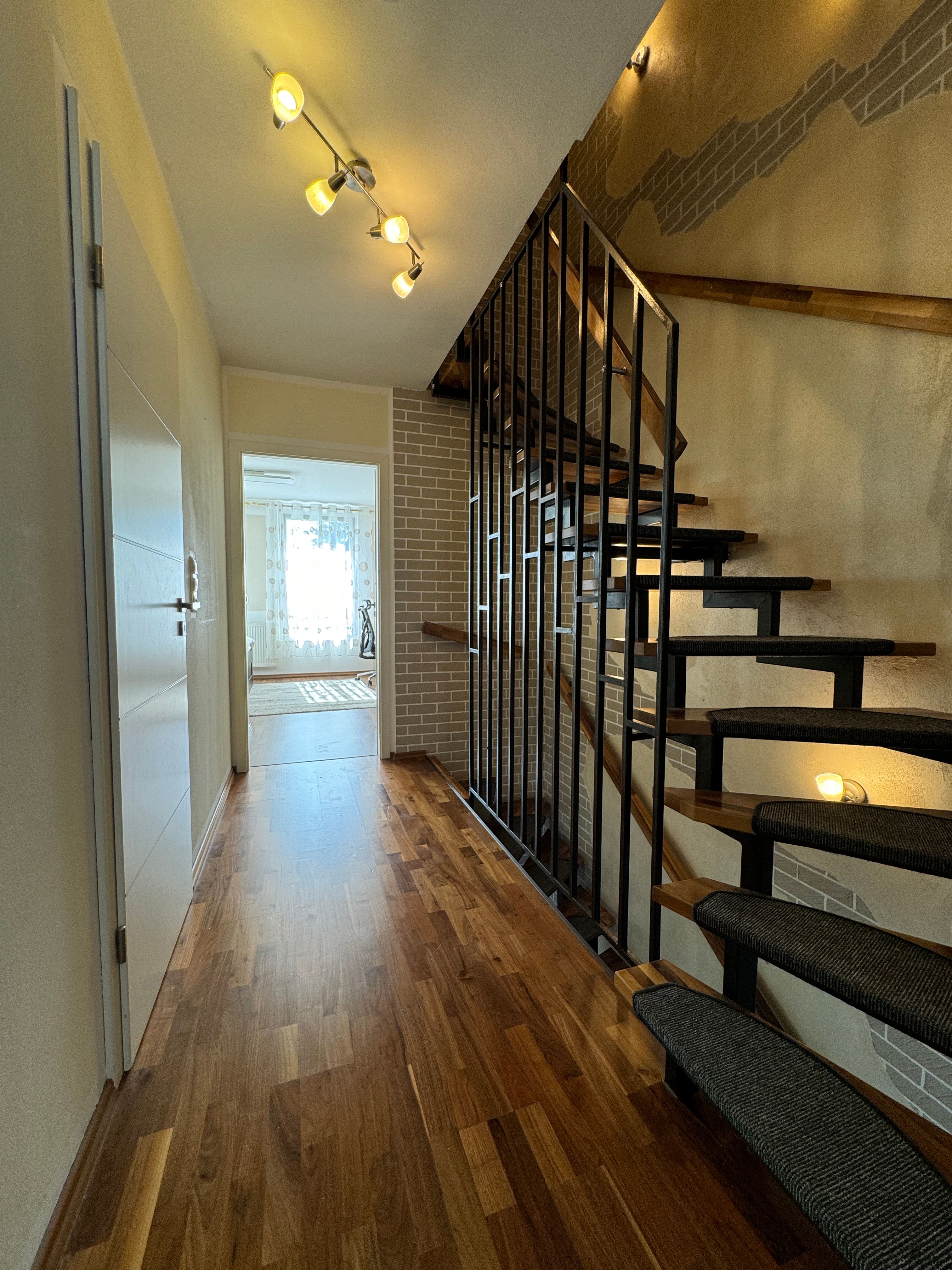 Spacious 3-Bedroom House With Under-Floor Heating, Private Garden & Parking – Easy Access From Subwa - 18