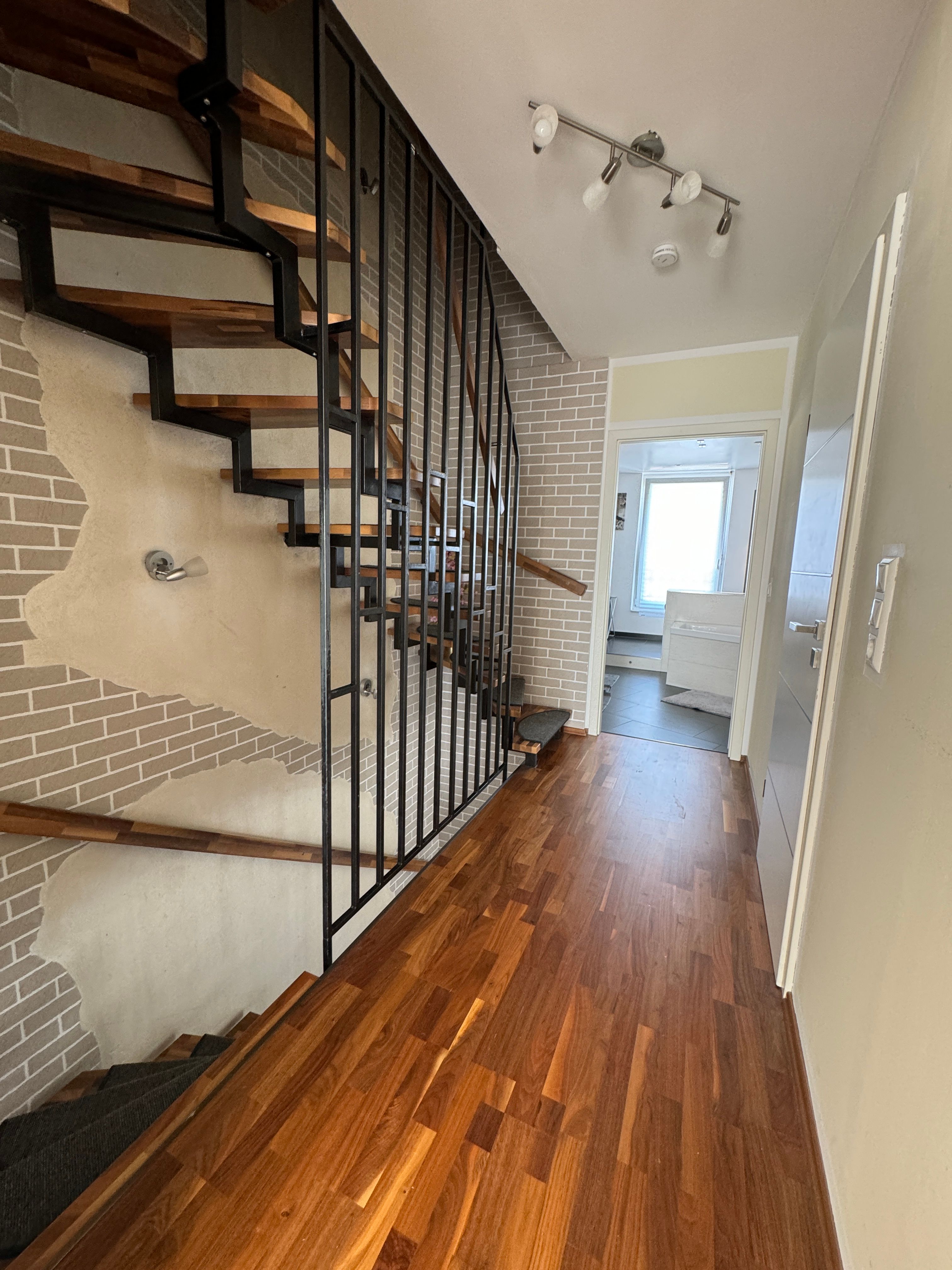 Spacious 3-Bedroom House With Under-Floor Heating, Private Garden & Parking – Easy Access From Subwa - 16