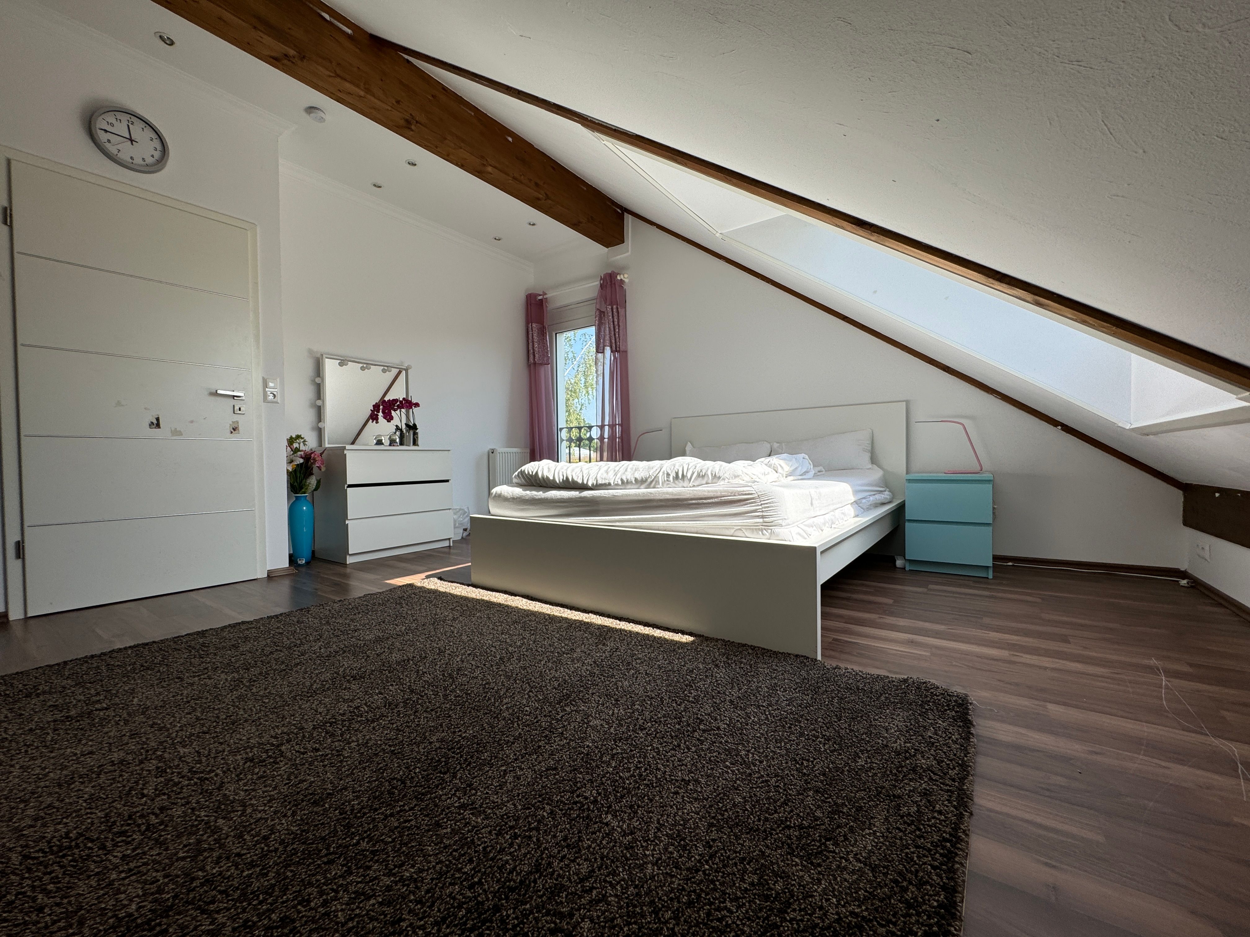 Spacious 3-Bedroom House With Under-Floor Heating, Private Garden & Parking – Easy Access From Subwa - 11