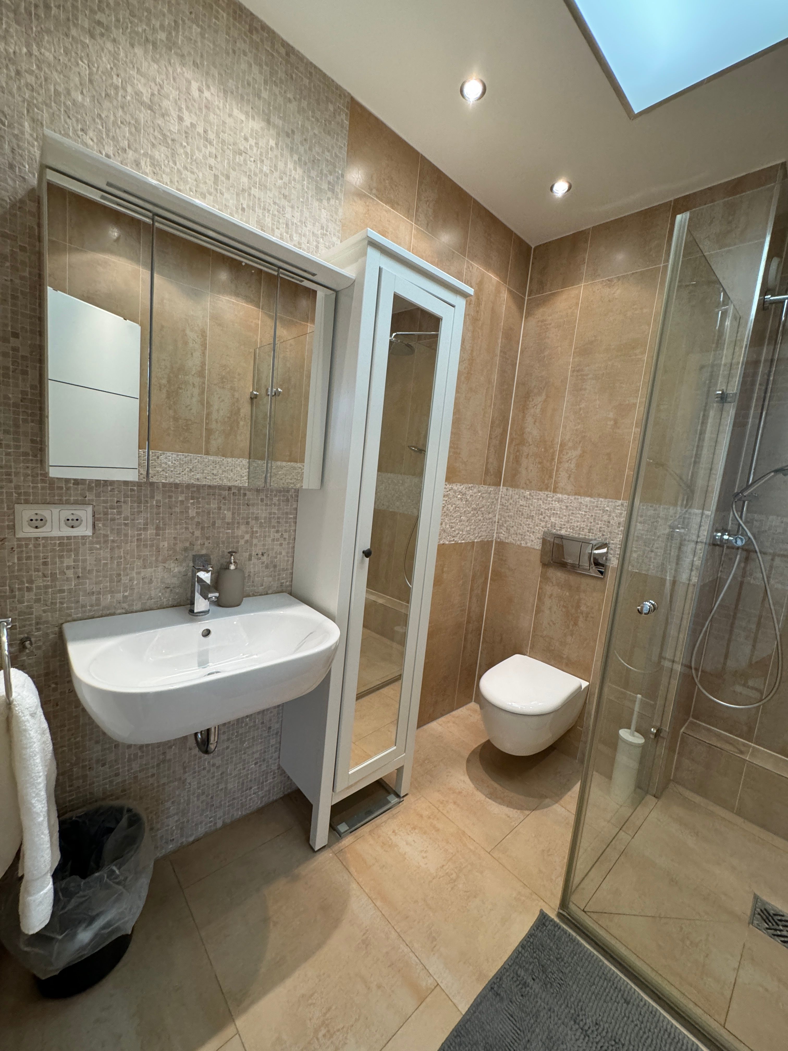 Spacious 3-Bedroom House With Under-Floor Heating, Private Garden & Parking – Easy Access From Subwa - 27
