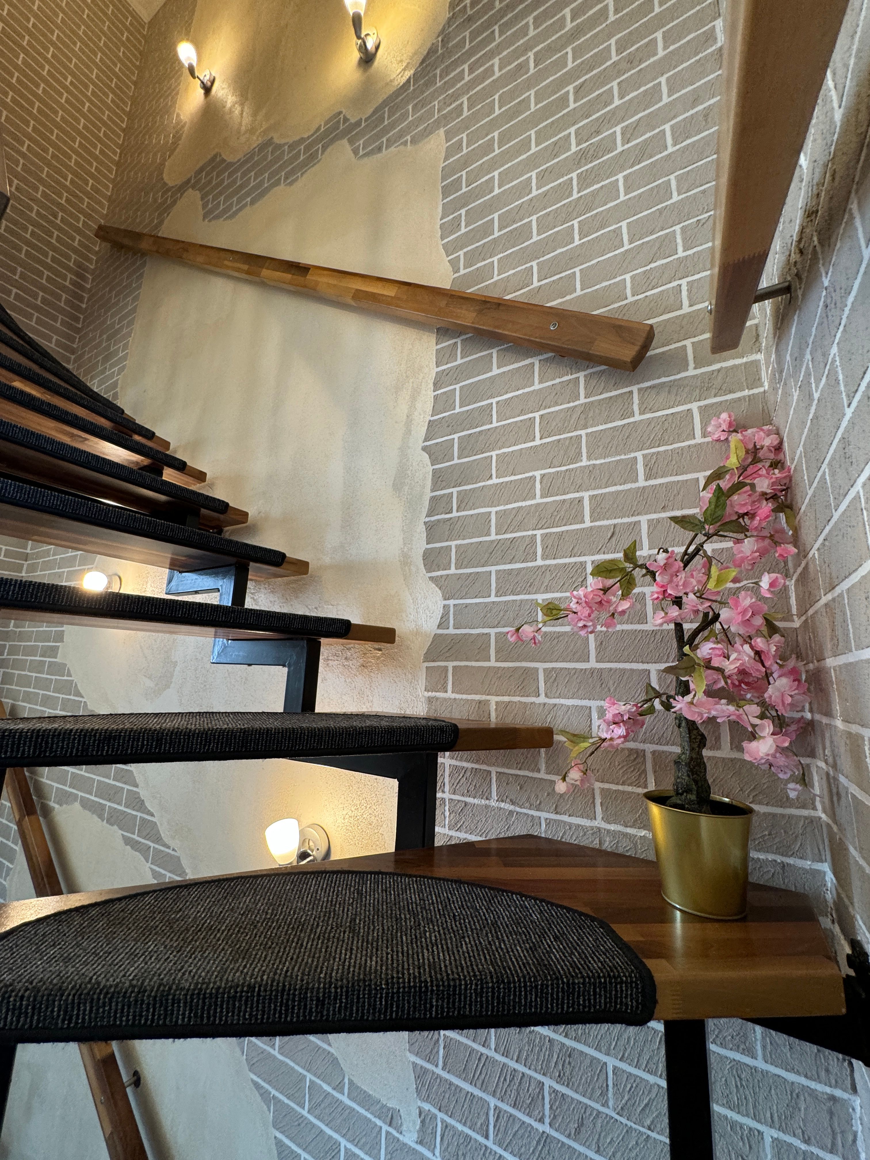 Spacious 3-Bedroom House With Under-Floor Heating, Private Garden & Parking – Easy Access From Subwa - 17