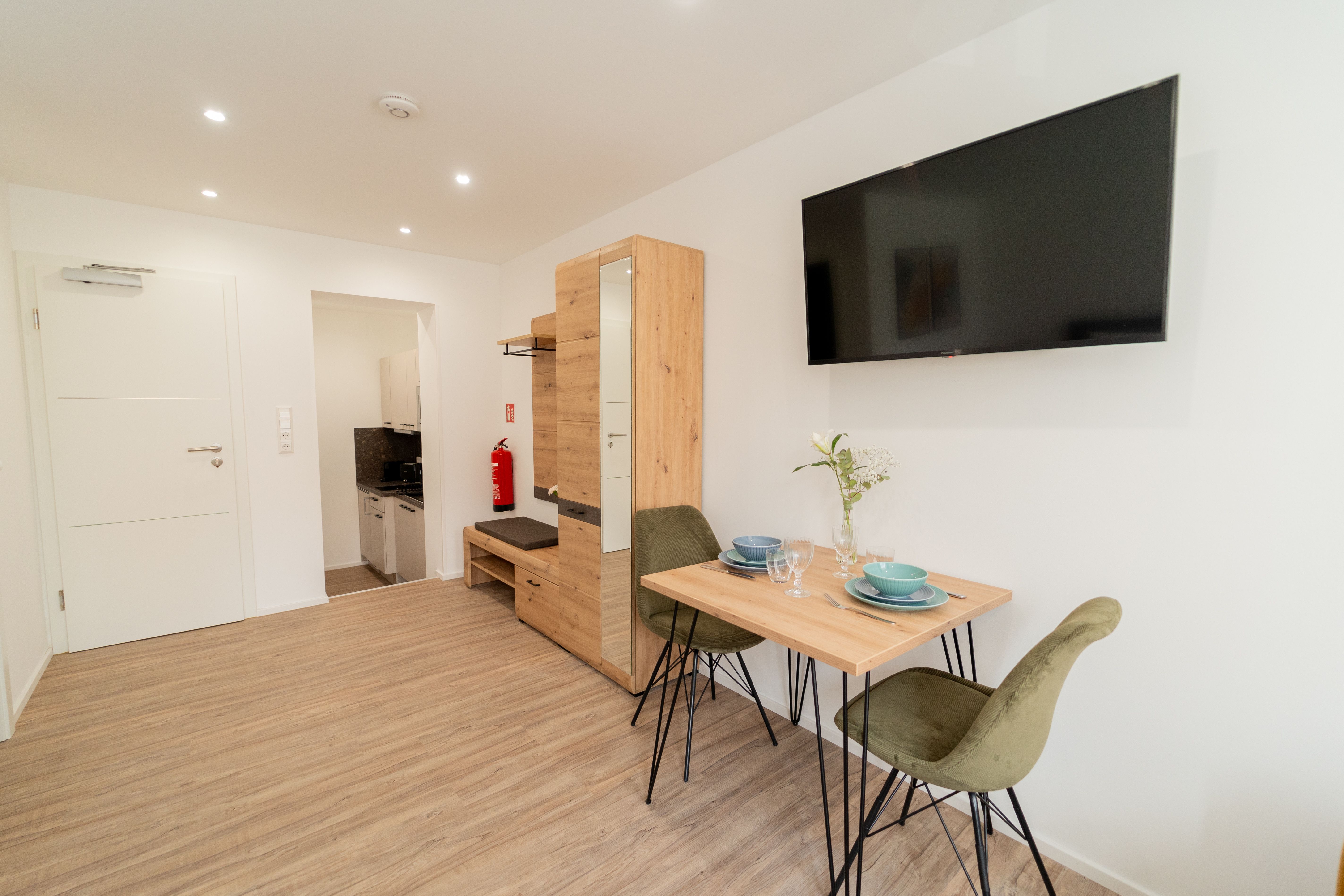 Apartment 06, Quiet And Stylish Studio Apartment With A View Of The Market Square In Bad Urach - 3