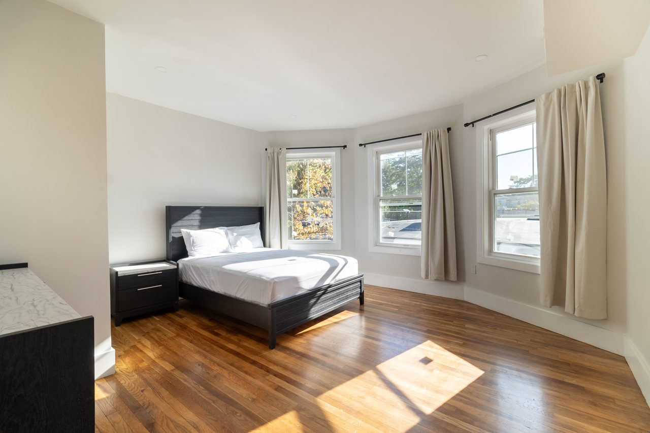  #1900: Roxbury - Queen Bedroom A  -  #1900: Roxbury  - Gallery -  9