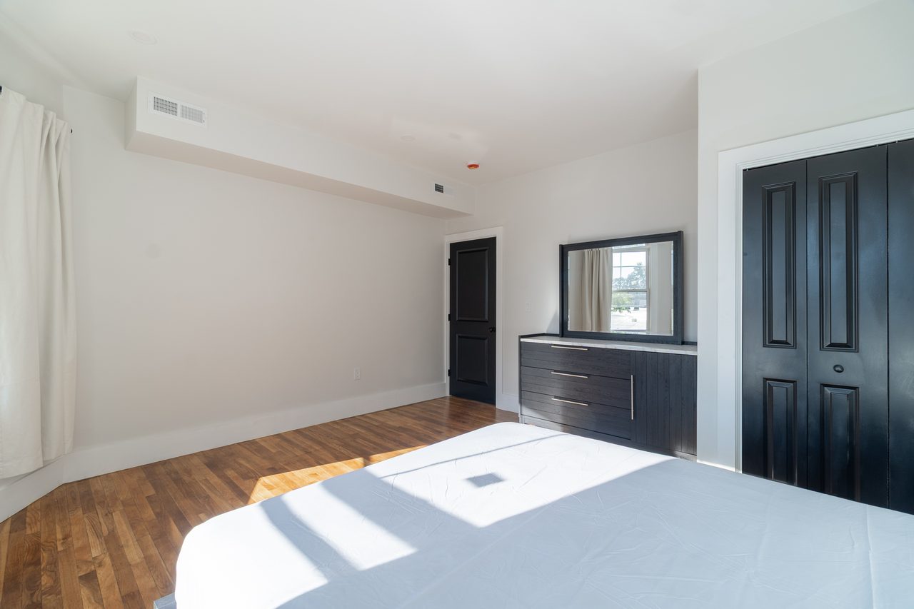  #1900: Roxbury - Queen Bedroom A  -  #1900: Roxbury  - Gallery -  11