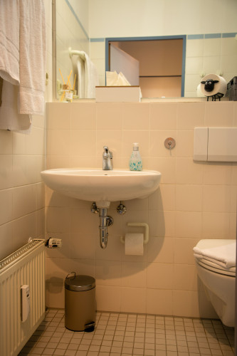 Great 1-room apartment for 3 people in a prime location with WiFi, SmartTV, shower, and kitchen.