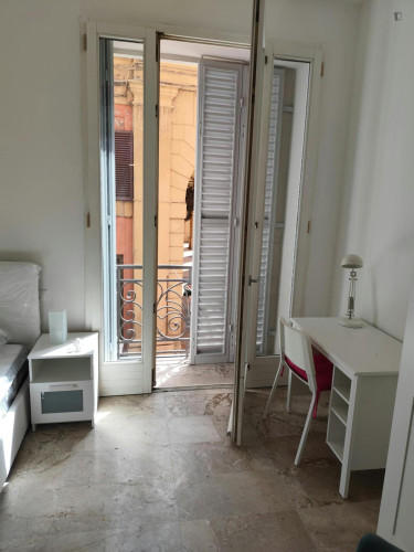 Cozy single bedroom with balcony in central Bologna - Gallery - 3