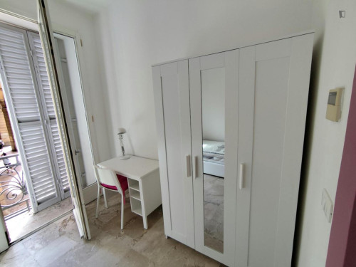 Cozy single bedroom with balcony in central Bologna - Gallery - 4