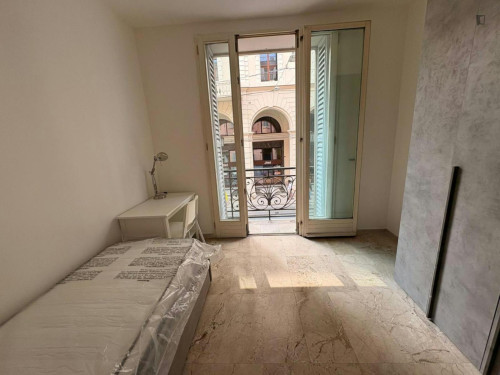 Shiny single bedroom with balcony in central Bologna