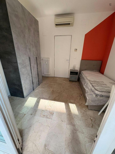 Shiny single bedroom with balcony in central Bologna
