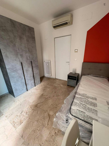 Shiny single bedroom with balcony in central Bologna