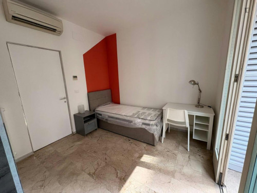 Shiny single bedroom with balcony in central Bologna