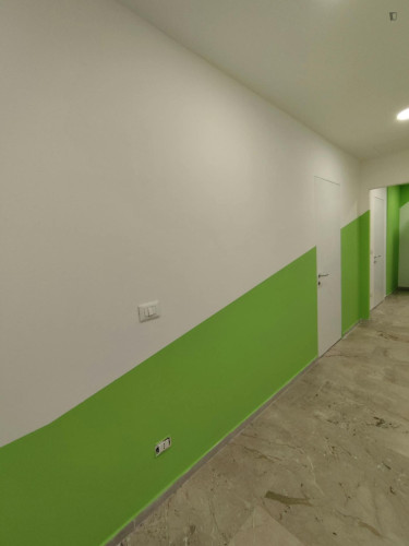 Bed in an ensuite twin bedroom with balcony in spacious apartment in the city center - Gallery - 19