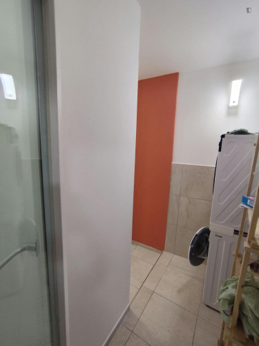 Bed in an ensuite twin bedroom with balcony in spacious apartment in the city center - Gallery - 16