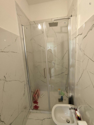 Bed in an ensuite twin bedroom with balcony in spacious apartment in the city center - Gallery - 30