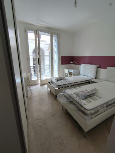 Bed in an ensuite twin bedroom with balcony in spacious apartment in the city center - Gallery - 31