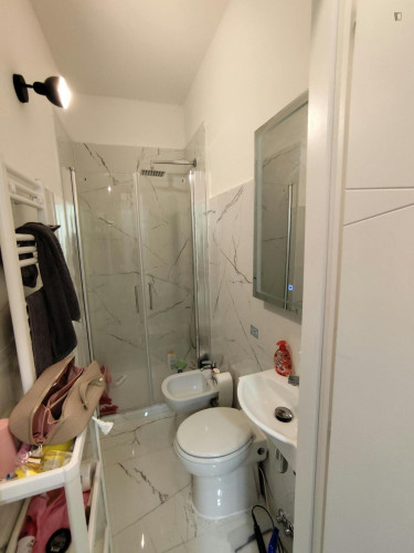 Bed in an ensuite twin bedroom with balcony in spacious apartment in the city center - Gallery - 21