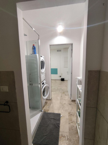Bed in an ensuite twin bedroom with balcony in spacious apartment in the city center - Gallery - 7