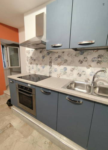Bed in an ensuite twin bedroom with balcony in spacious apartment in the city center - Gallery - 33