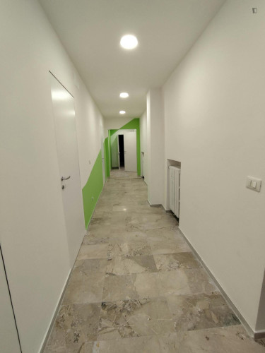Bed in an ensuite twin bedroom with balcony in spacious apartment in the city center - Gallery - 20