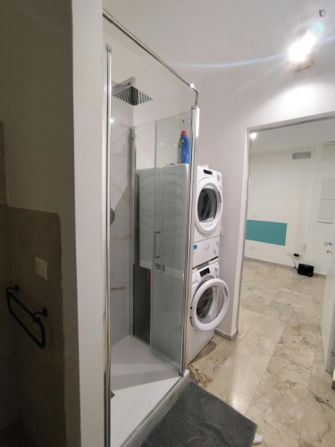 Bed in an ensuite twin bedroom with balcony in spacious apartment in the city center - Gallery - 9
