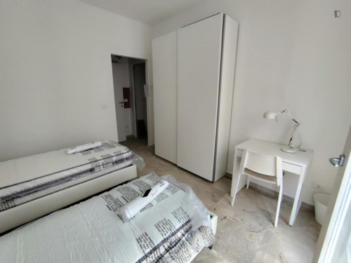 Bed in an ensuite twin bedroom with balcony in spacious apartment in the city center - Gallery - 24