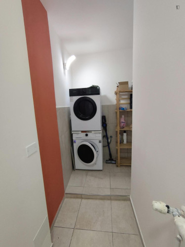 Bed in an ensuite twin bedroom with balcony in spacious apartment in the city center - Gallery - 17