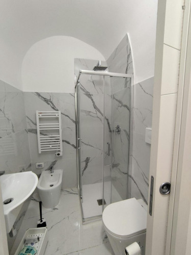 Bed in an ensuite twin bedroom with balcony in spacious apartment in the city center - Gallery - 10