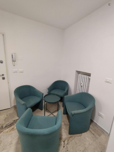 Bed in an ensuite twin bedroom with balcony in spacious apartment in the city center - Gallery - 15