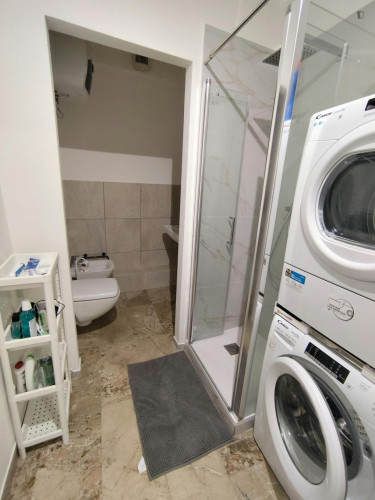 Bed in an ensuite twin bedroom with balcony in spacious apartment in the city center