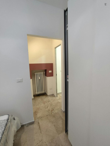 Bed in an ensuite twin bedroom with balcony in spacious apartment in the city center - Gallery - 29
