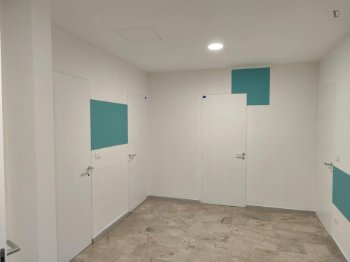 Bed in an ensuite twin bedroom with balcony in spacious apartment in the city center - Gallery - 18