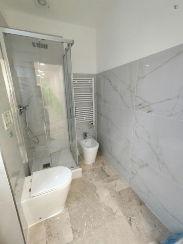 Bed in an ensuite twin bedroom with balcony in spacious apartment in the city center - Gallery - 12